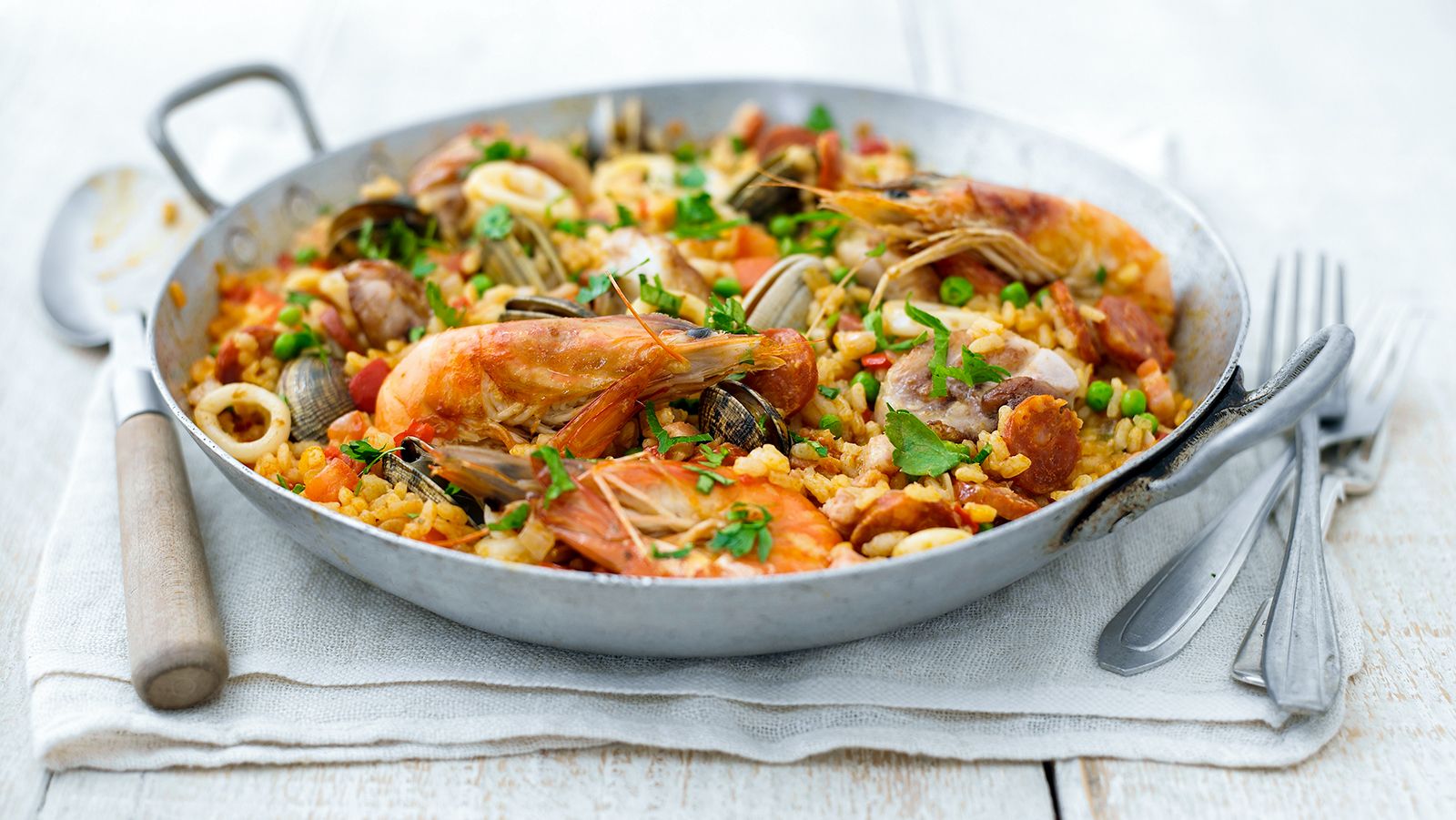 V&iacute;te, co je paella č&iacute;m je tak zvl&aacute;&scaron;tn&iacute;?